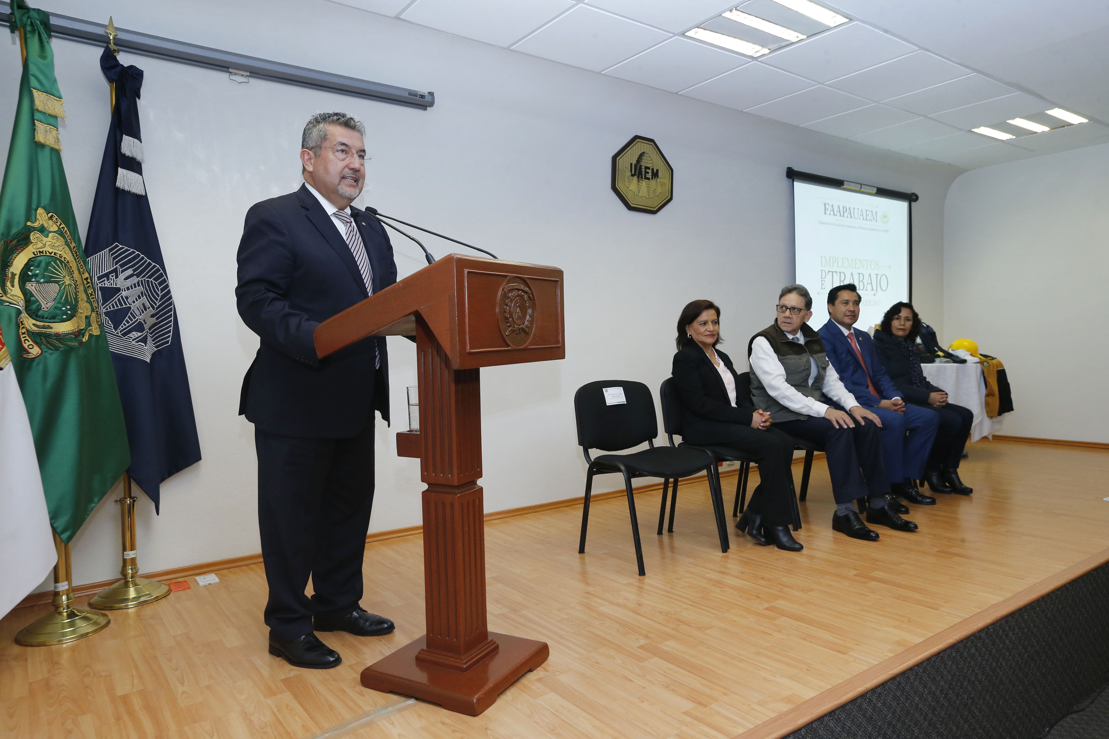 Académicos y administrativos, imprescindibles  para el proceso modernizador de la UAEM: Alfredo Barrera