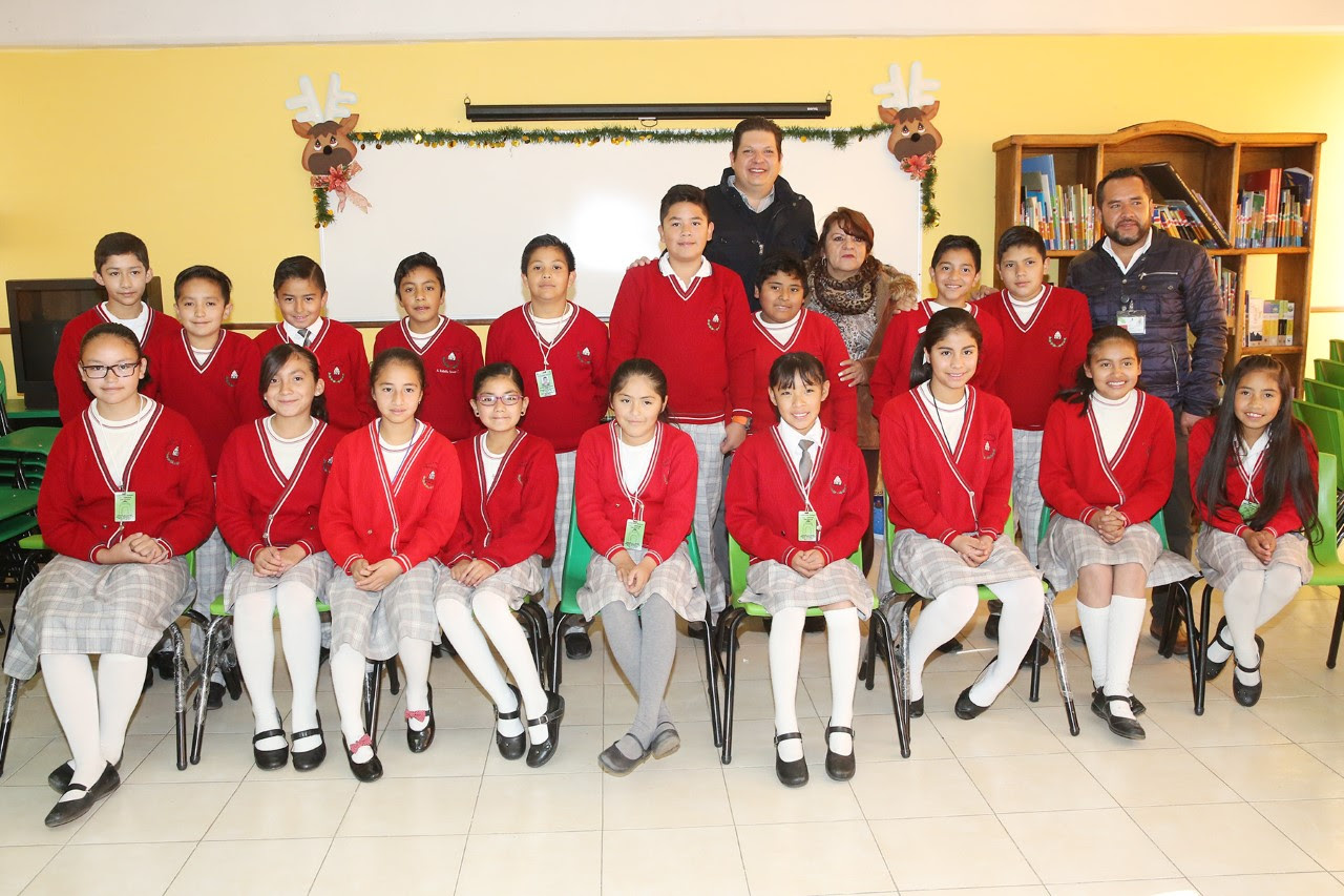 david lópez, con alumnos de una escuela de metepec, cuyo gobierno recibió el premio NOVAGOB