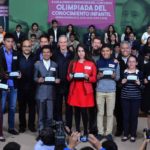 EL GOBERNADOR ALFREDO DEL MAZO CON LOS GANADORES DE LA OLIMPIADA DEL CONOCIMIENTO