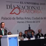 Foto Bol, 035 2JORGE OLVERA GARCÍA AL RECIBIR EL RECONOCIMIENTO