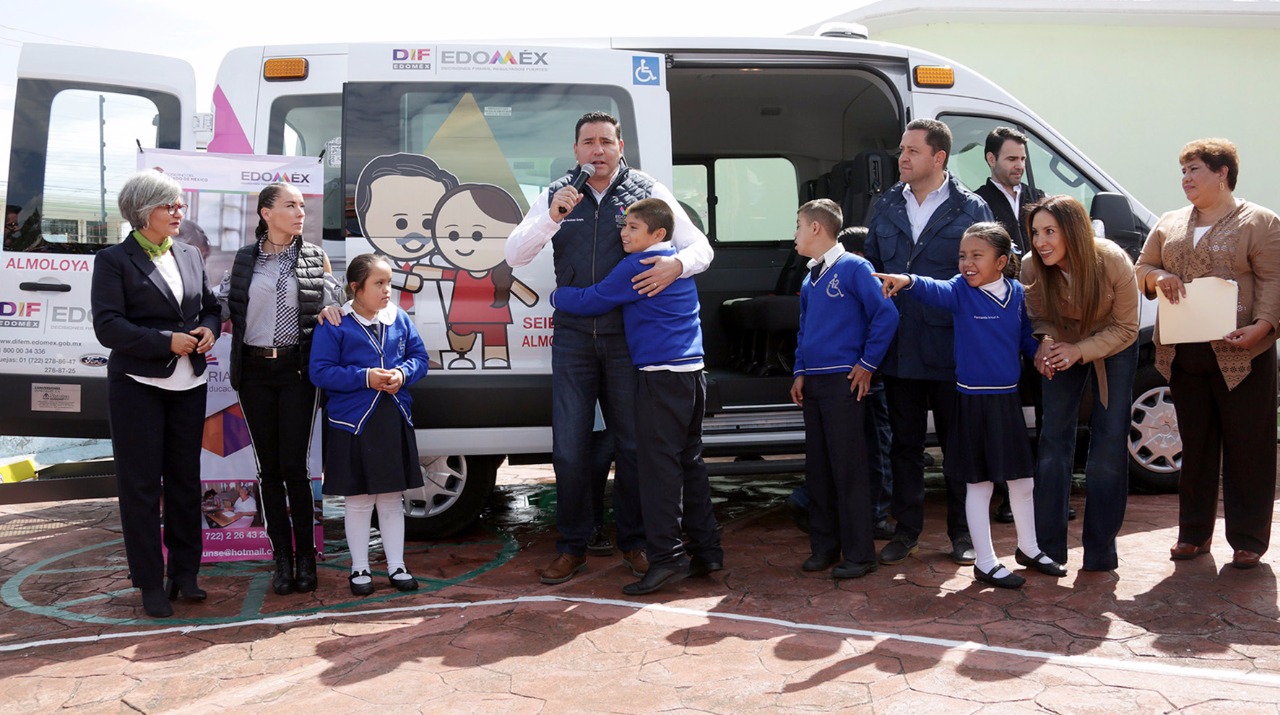 Entregan útiles y libros de texto en el Centro de Atención Múltiple No. 42 y la Secundaria No. 245 “Manuel José Othón”, de Almoloya