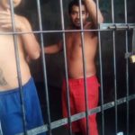 UNA TURBA SACÓ DE LA CÁRCEL DE HUAJUAPAN DE LEÓN, OAXACA A ESTOS DOS SUJETOS PARA LINCHARLOS Y QUEMARLOS