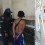 de espaldas, uno de los presuntos roba niños