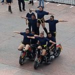 Acrobacias mujeres policía en el desfile