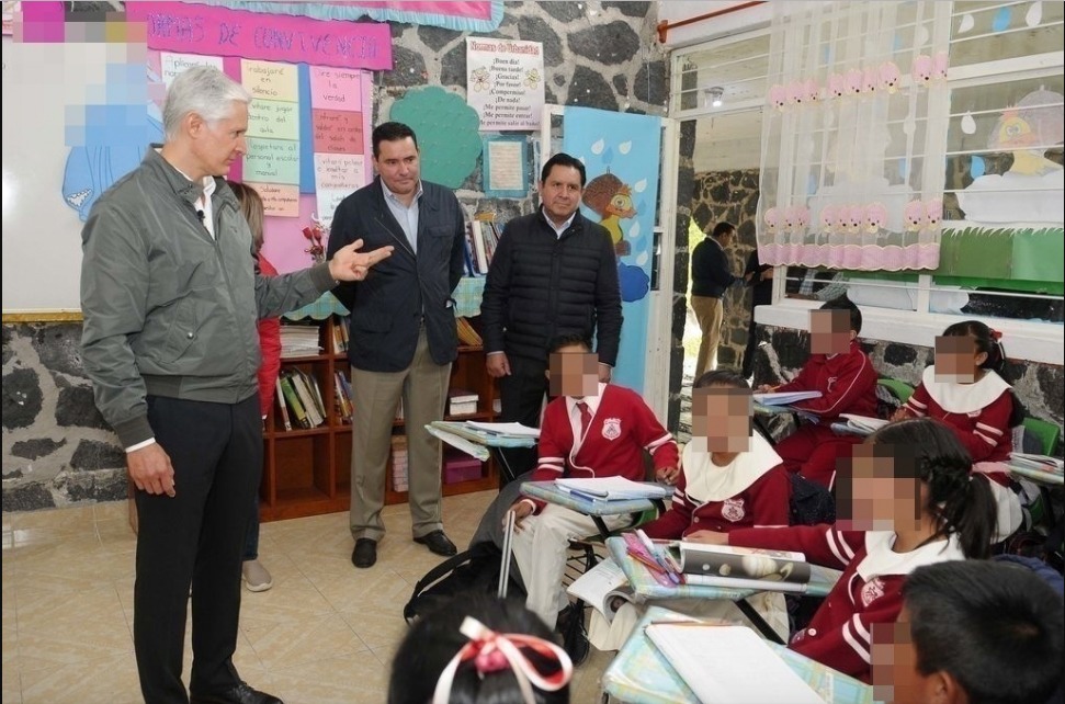 ENTREGA ALFREDO DEL MAZO MOBILIARIO ESCOLAR EN PRIMARIA «DR. GUSTAVO BAZ» DE TEXCALYACAC