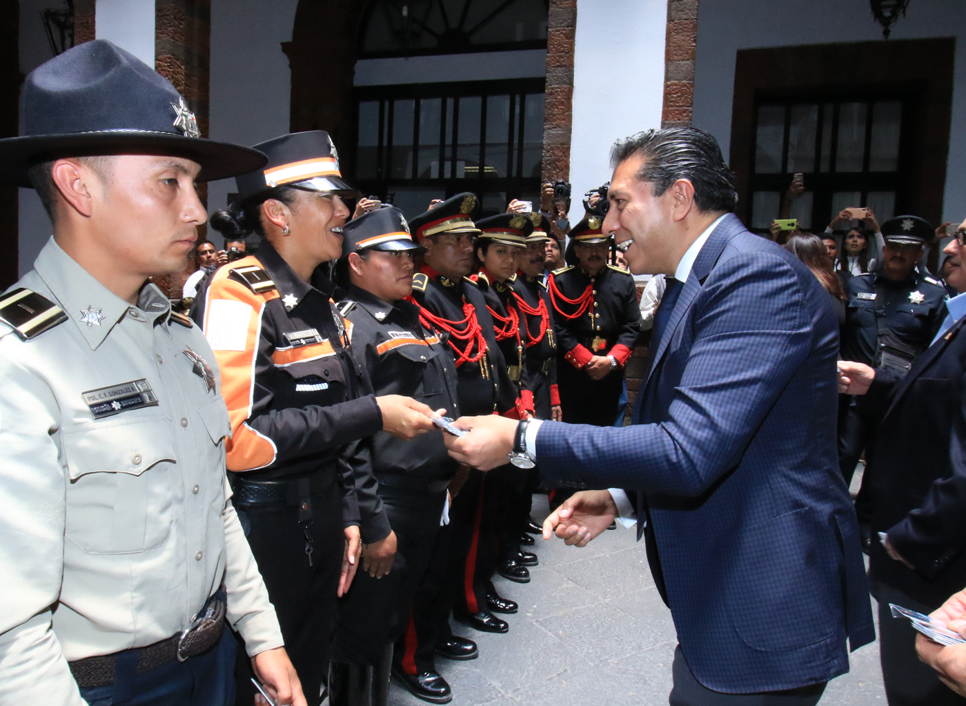 Entrega de Tarjetas a Policias y Bomberos 08
