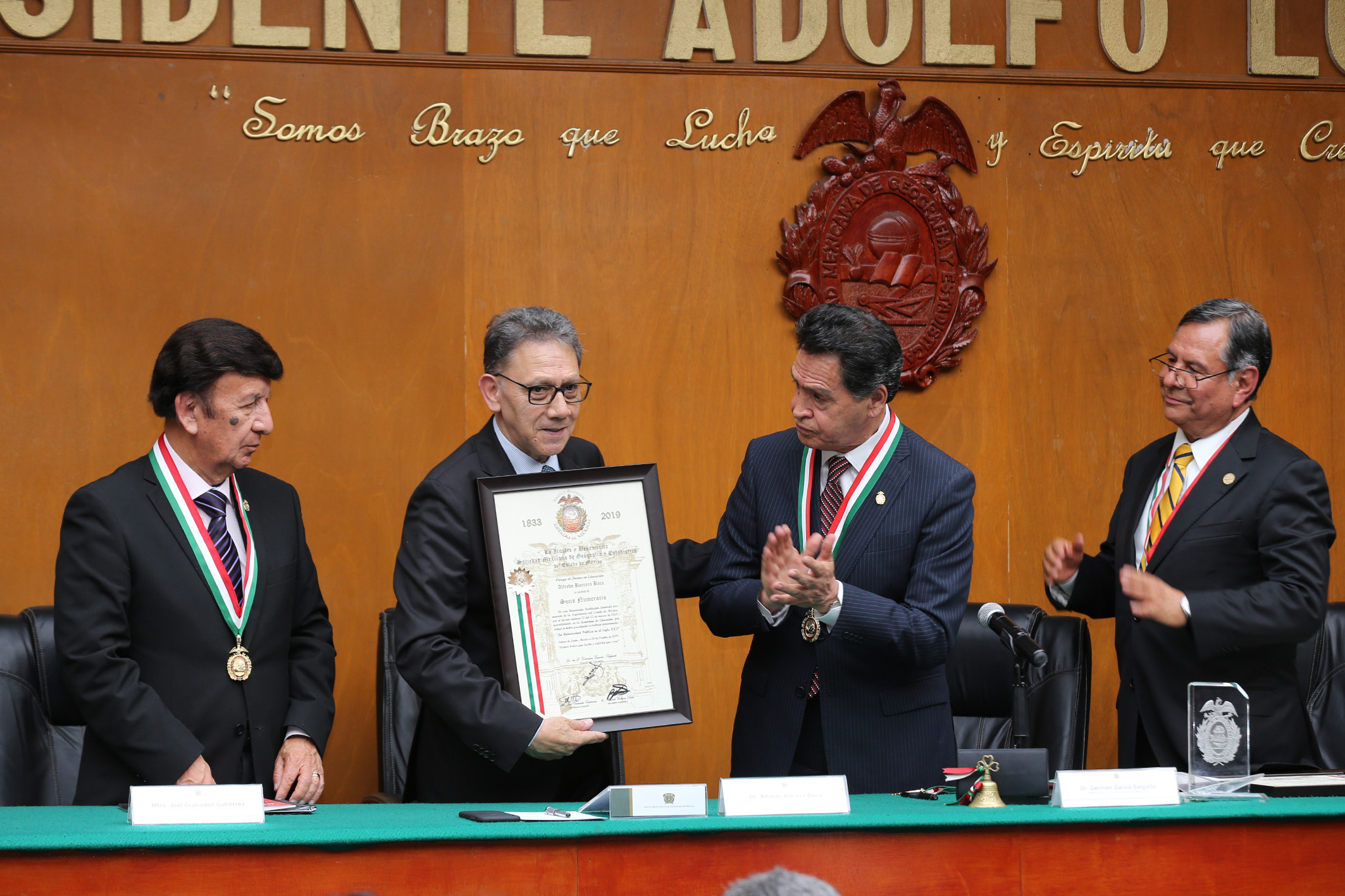 RECIBE EL RECTOR ALFREDO BARRERA PERGAMINO CONMEMORATIVO DE LOS 75 AÑOS DE LA AUTONOMÍA UNIVERSITARIA 0755 (8)