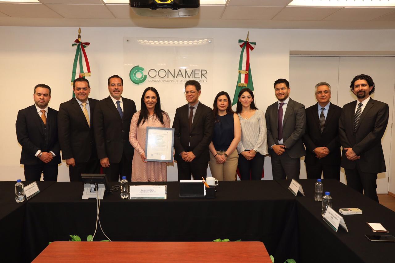 RECIBE GABY GAMBOA RECONOCIMIENTO DE LA COMISIÓN NACIONAL DE MEJORA REGULATORIA PARA METEPEC