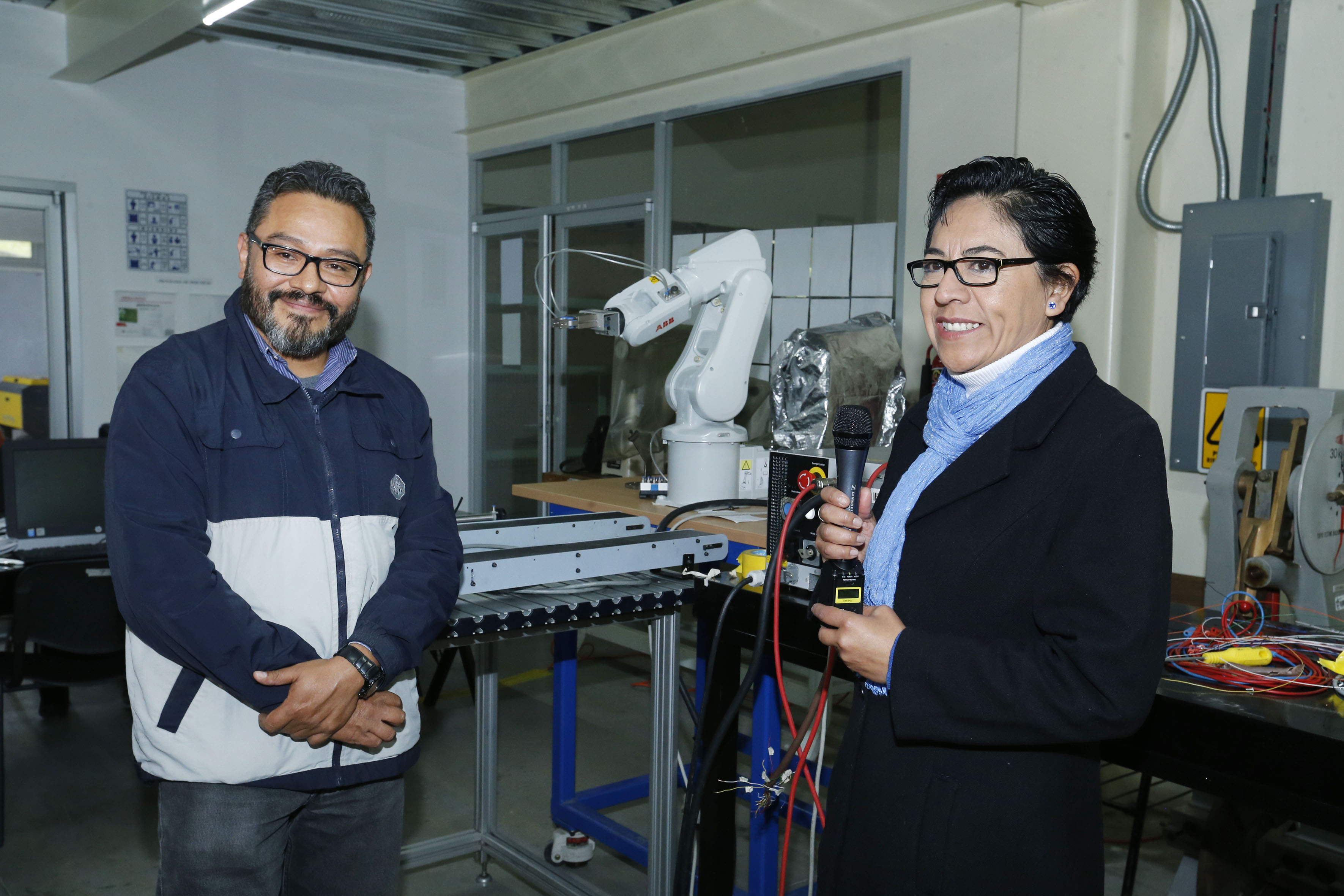 ABB, líder mundial en tecnología, dona un robot industrial a la UAEM