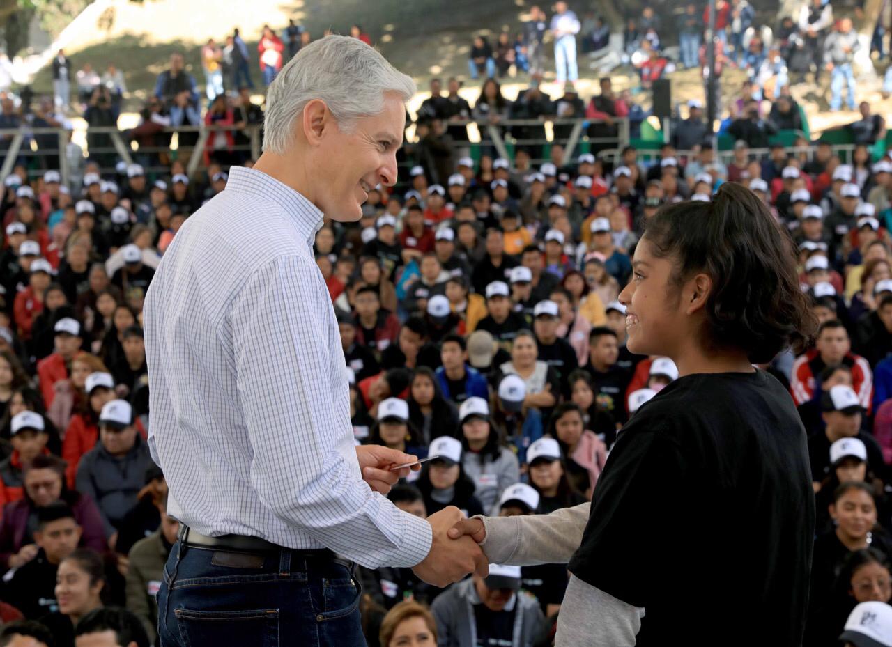 ENTREGA ALFREDO DEL MAZO APOYOS DEL PROGRAMA «JÓVENES EN MOVIMIENTO» PARA QUE NO ABANDONEN SUS ESTUDIOS