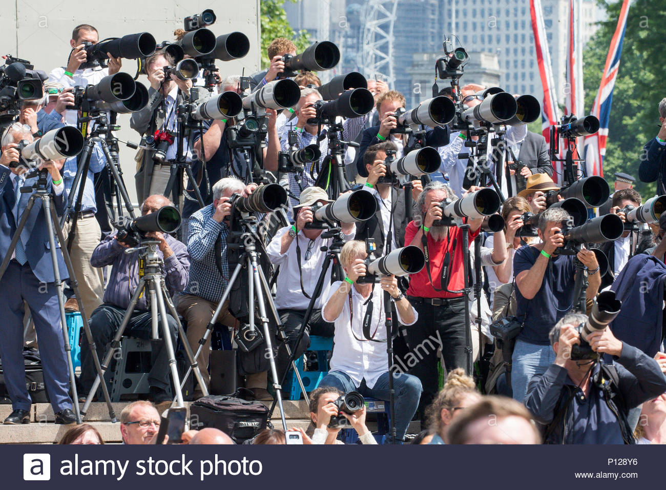 fotografos-de-prensa-fotografiar-a-la-familia-real-en-el-balcon-del-palacio-de-buckingham-p128y6