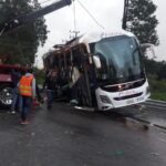 Autobús volcado en la México Toluca 2020-08-11 at 8.47.28 AM