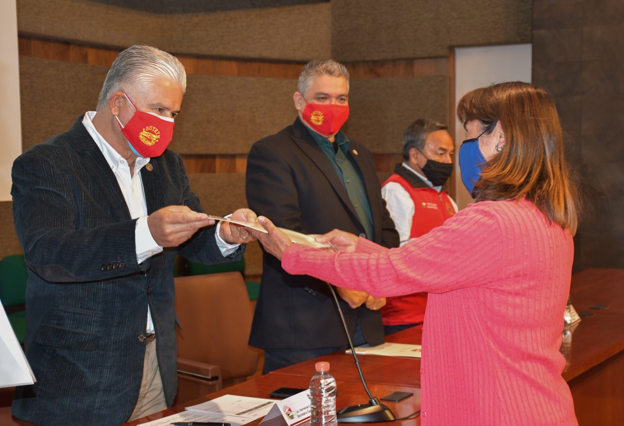 SUTEYM ENTREGA BECAS ESCOLARES A SERVIDORES PÚBLICOS