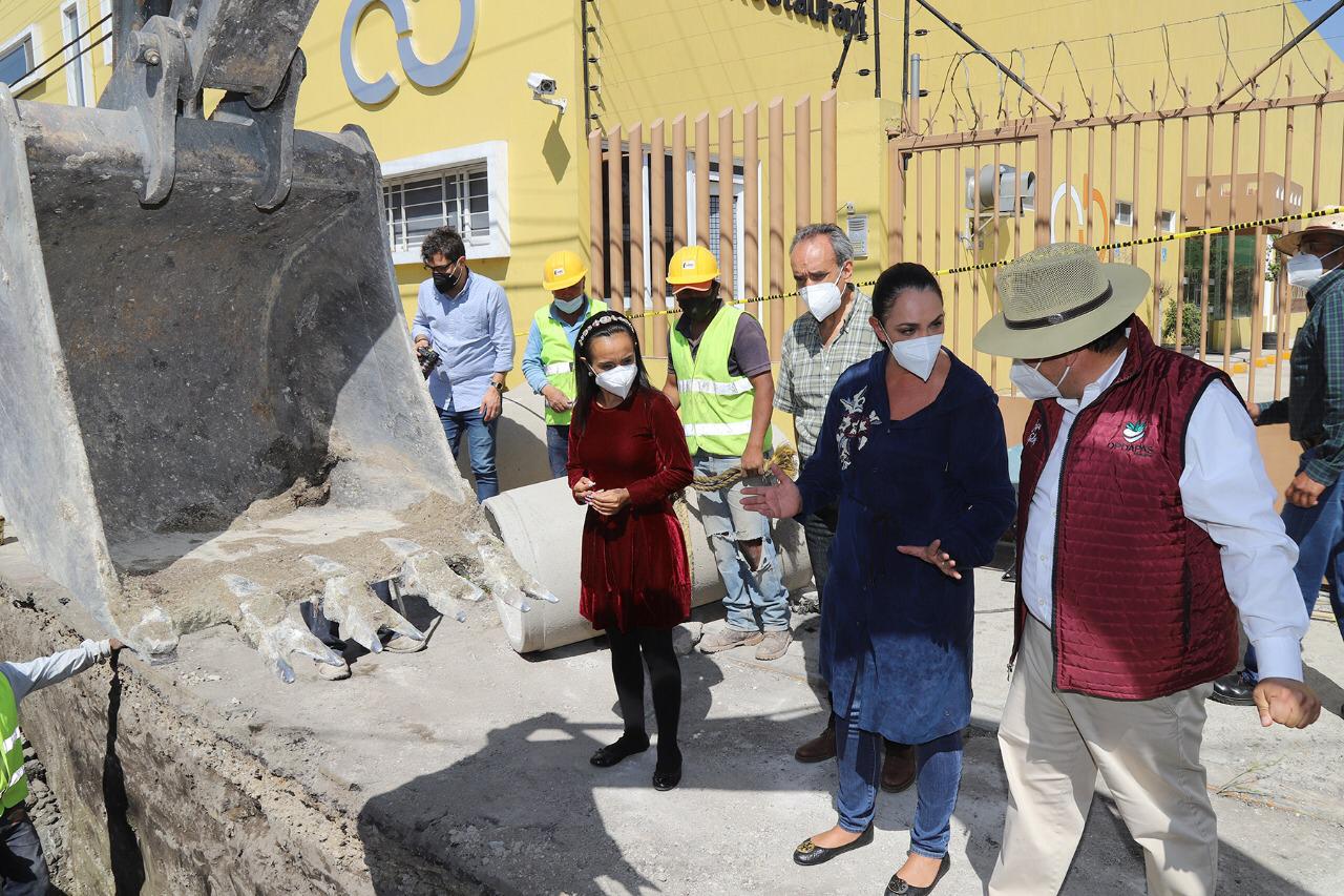 La alcaldesa de Metepec, Gaby Gamboa, supervisa obra de drenaje en la Colonia Casa Blanca. 2021-03-10