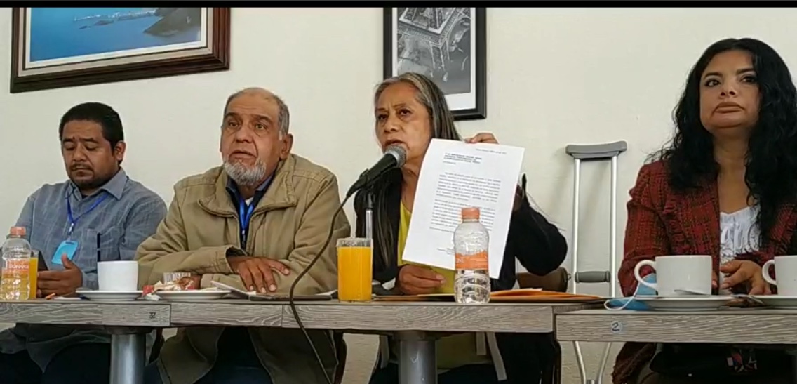 La lideresa de comerciantes de Toluca, Elva Castaño, muestra la denuncia levantada contra Juan Rodolfo Sánchez Gómez, candidato que se quiere reelegir.