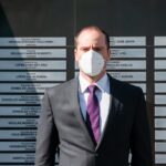 Rodrigo Martínez Celix Wogau, Secretario de Seguridad, en el Muro de Honor donde se rinde homenaje a los caídos.