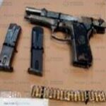 Policías mexiquenses encontraron esta otra arma a los detenidos.