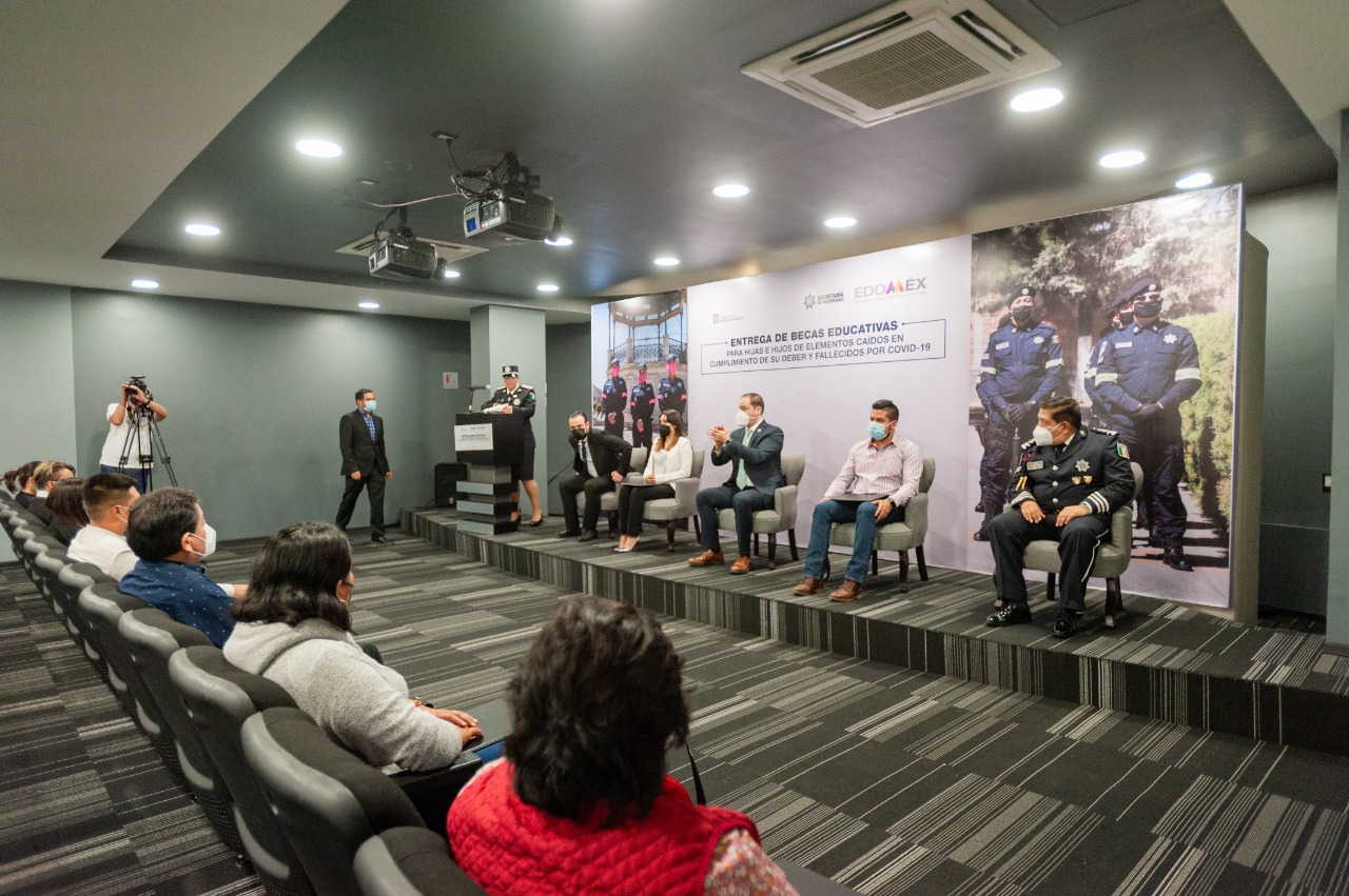 OTORGA SECRETARÍA DE SEGURIDAD BECAS ESCOLARES A HIJAS E HIJOS DE POLICÍAS CAÍDOS EN EL CUMPLIMIENTO DE SU DEBER