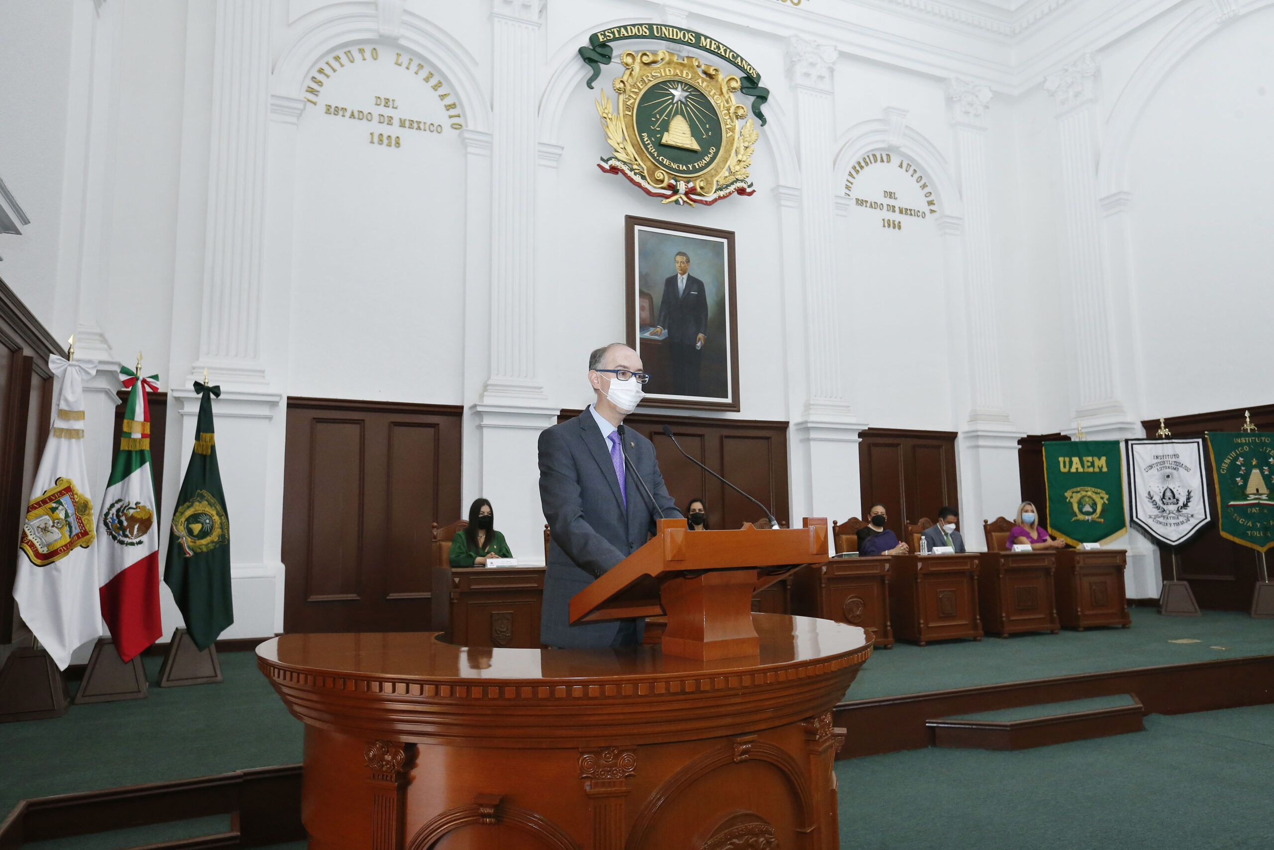 El Rector Carlos Barrera Díaz reiteró que la labor cotidiana de las mujeres en la administración pública, así como en la academia, enriquece y humaniza la vida del Estado de México.