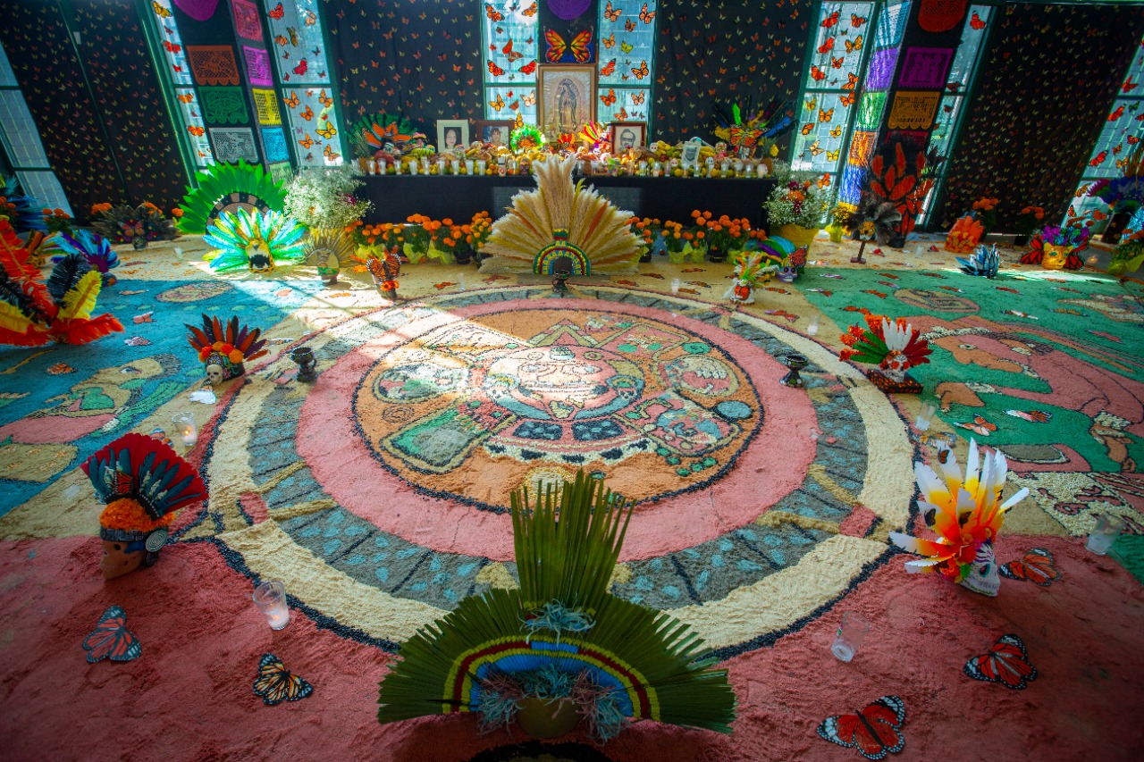 En el vestíbulo del edificio de la Prepa 1, se extiende esta ofrenda dedicada a los ambientalistas fallecidos.