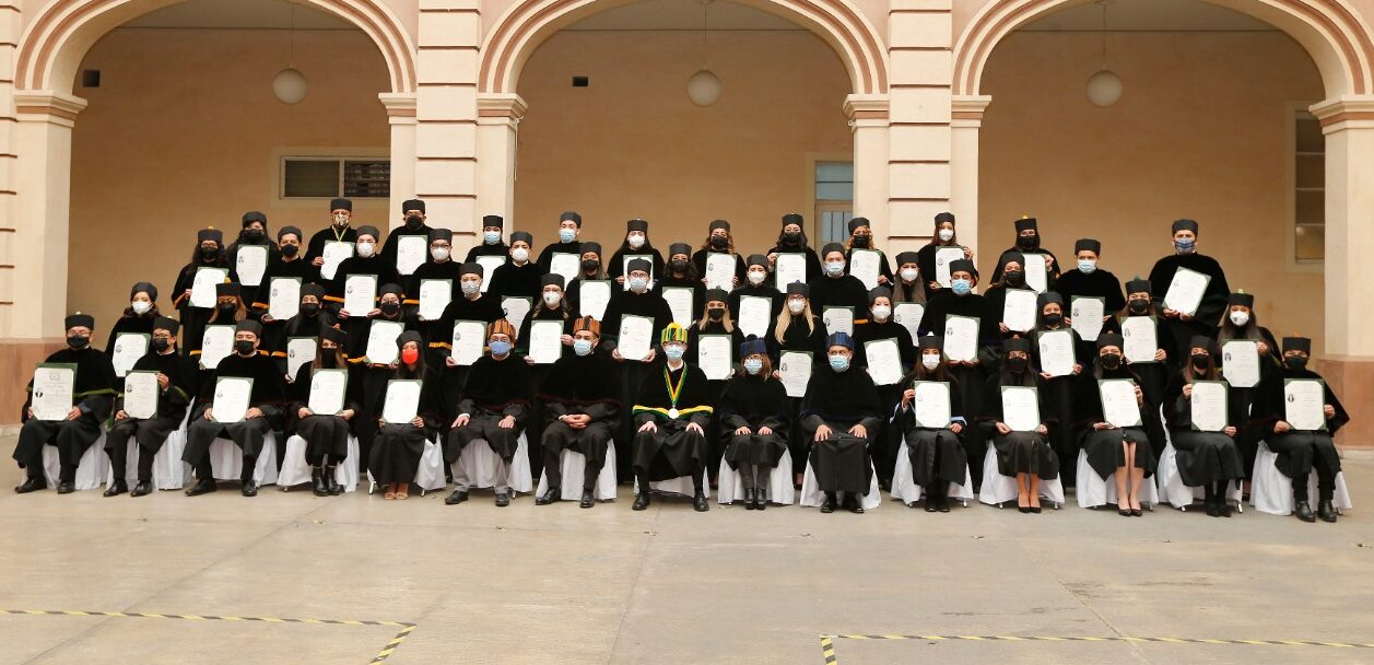 El Rector de la UAEM, Carlos Barrera Díaz, entregó títulos de Maestría y Doctorado.