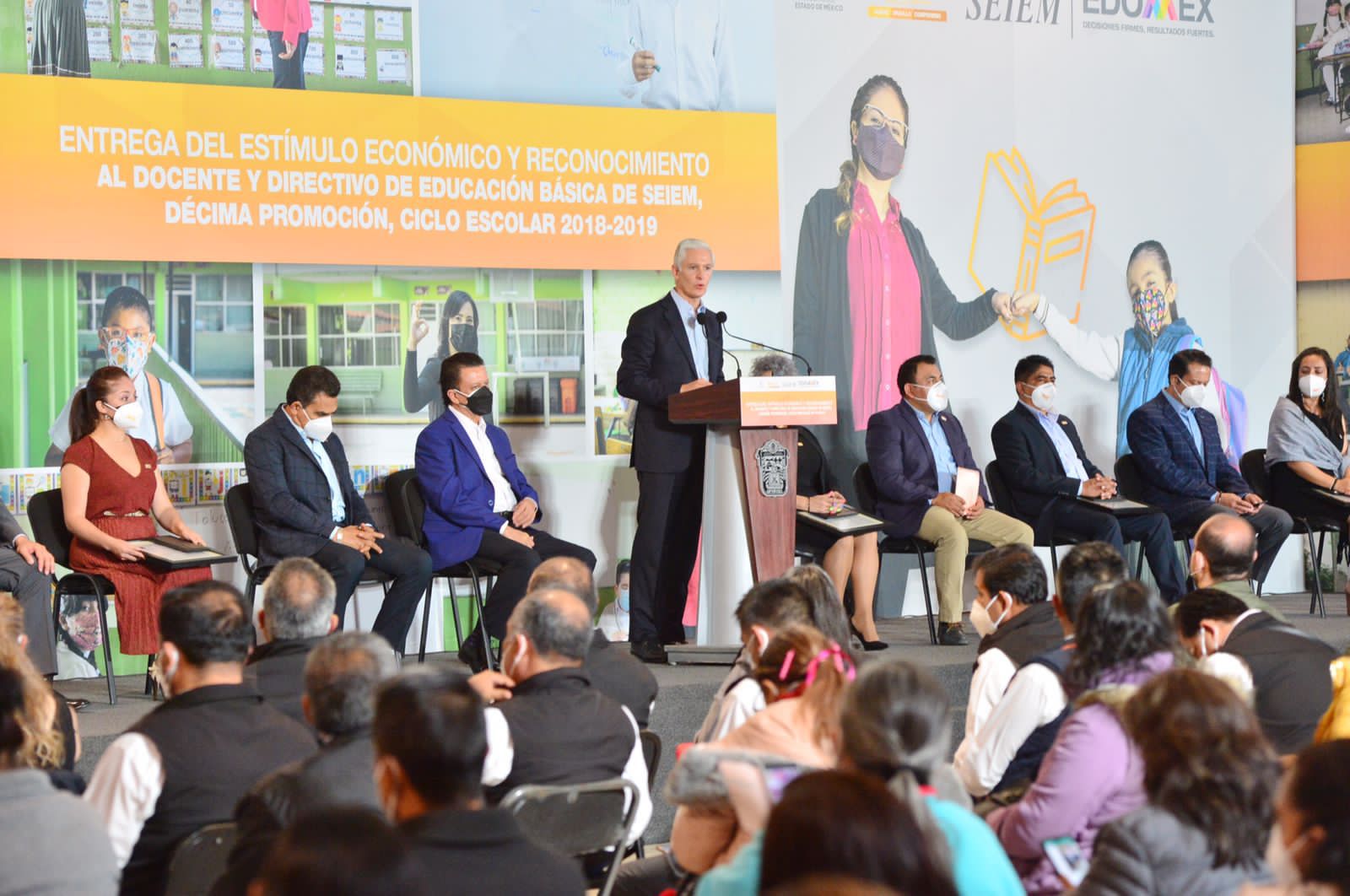 El compromiso y el esfuerzo de los profesores ha hecho posible el retorno a clases presenciales en alto porcentaje, destacó el Gobernador.