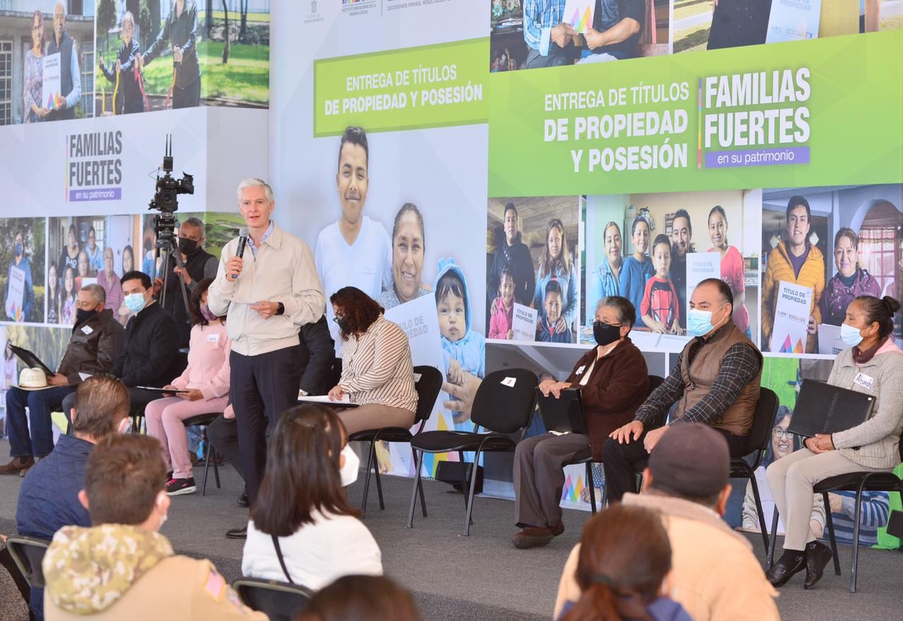 Entregó el Gobernador Alfredo del Mazo mil títulos de propuiedad para beneficio de familias de 52 municipios.