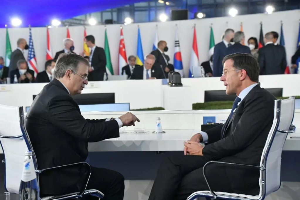 Maullidos Urbanos / López Obrador y su ausencia ante el mundo