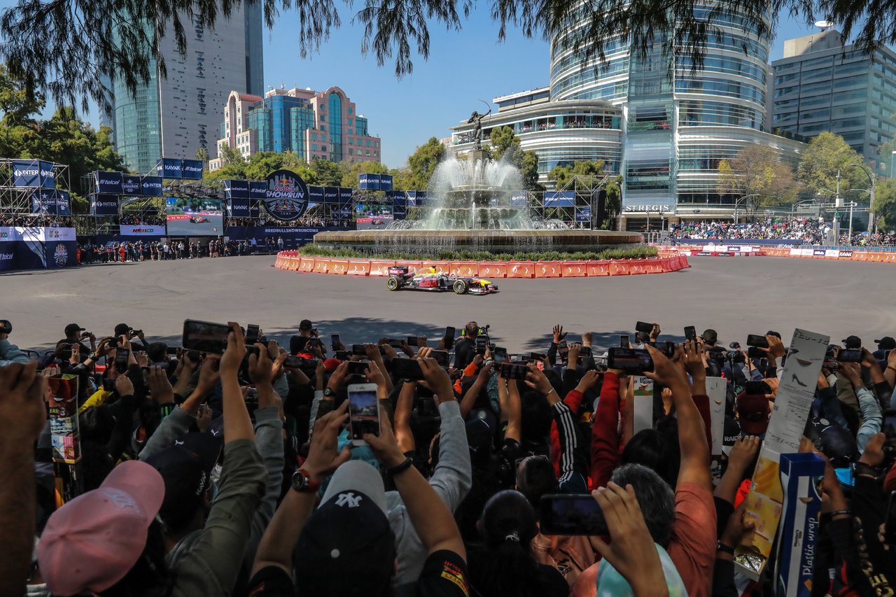 Maullidos 4 noviemnbre 21 Gran concurrencia, y aglomeración, para ver al piloto Checo Pérez. Cuál Pandemia