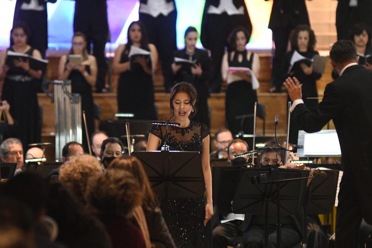 Estreno mundial de “Leona”, acompañada de las voces de Alejandra Gómez y Charles Oppenheim y del Coro ”El Nevado”. 2021-12-12 at 10.11.27 AM