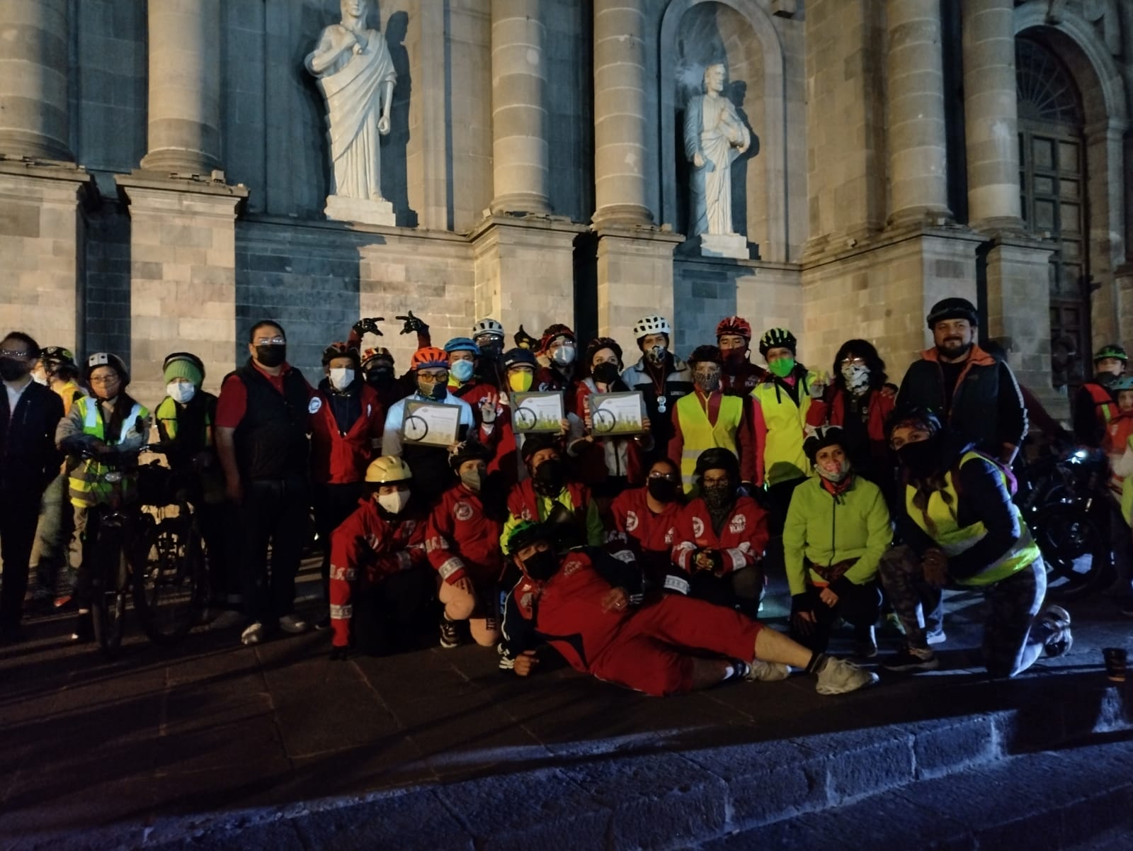 Justo antes de la salida de la Rodada Ciclista de Periodistas, frente a la Catedral de Toluca.
