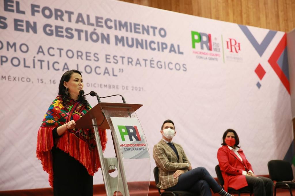 Llama Alejandra del Moral a los próximos funcionarios priistas municipales a evitar estridencias y gobiernos protagonistas de escándalos.