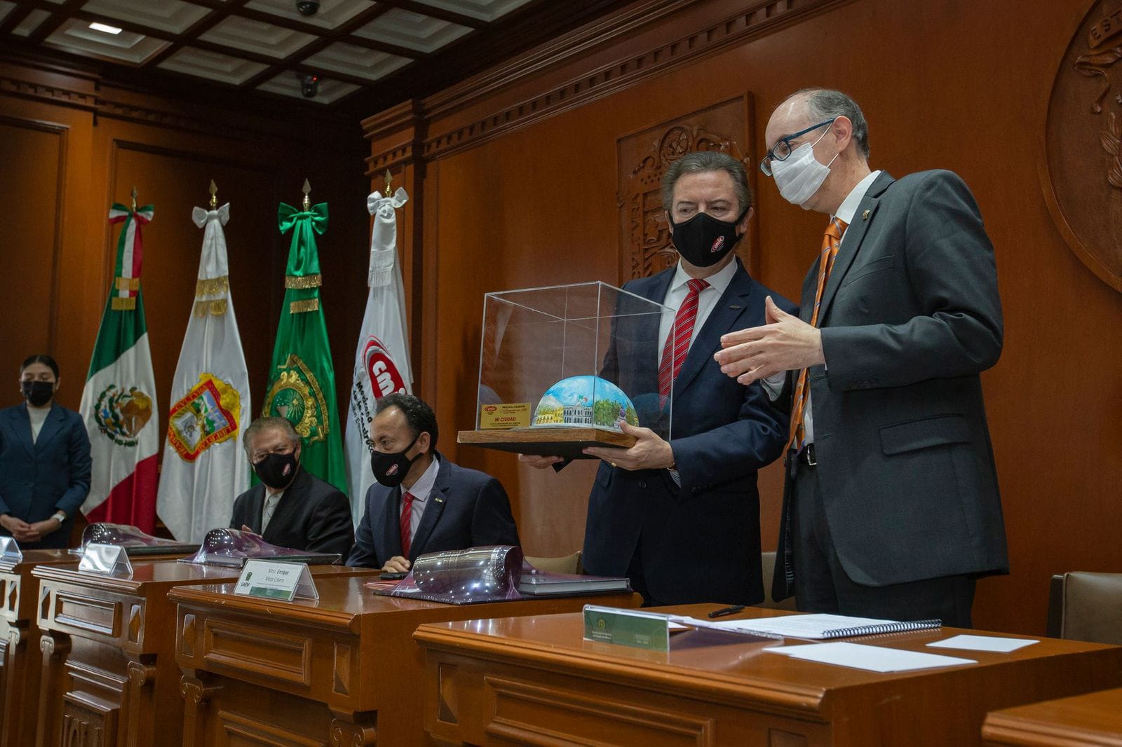 Universitarios podrán realizar prácticas profesionales en la CMIC, se establece en el convenio que firmó el Rector con Enrique Maza Cotero, presidente de la Delegación Estado de México.