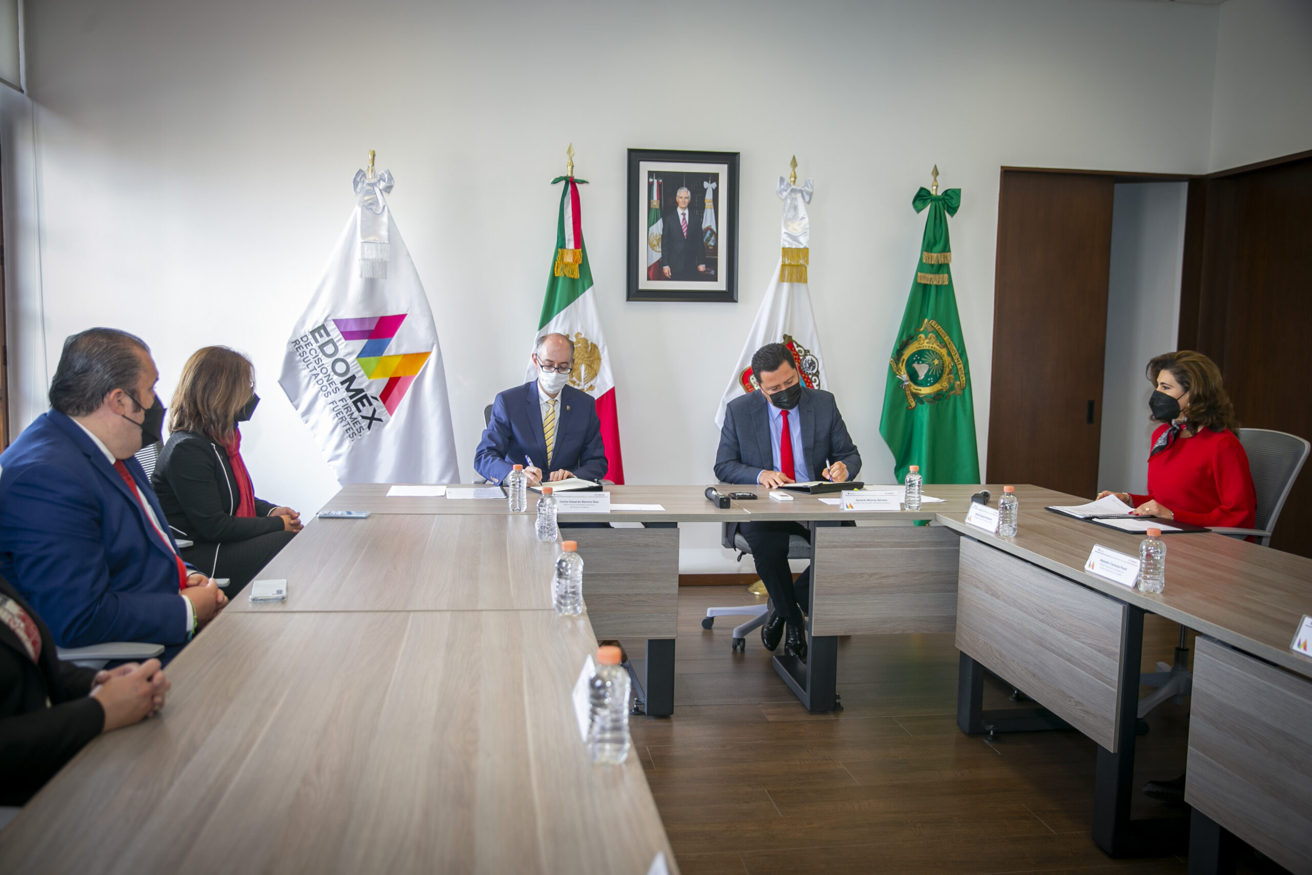 El Rector Carlos Eduardo Barrera firma el convenio con el Secretario de Educación, Gerardo Monroy.