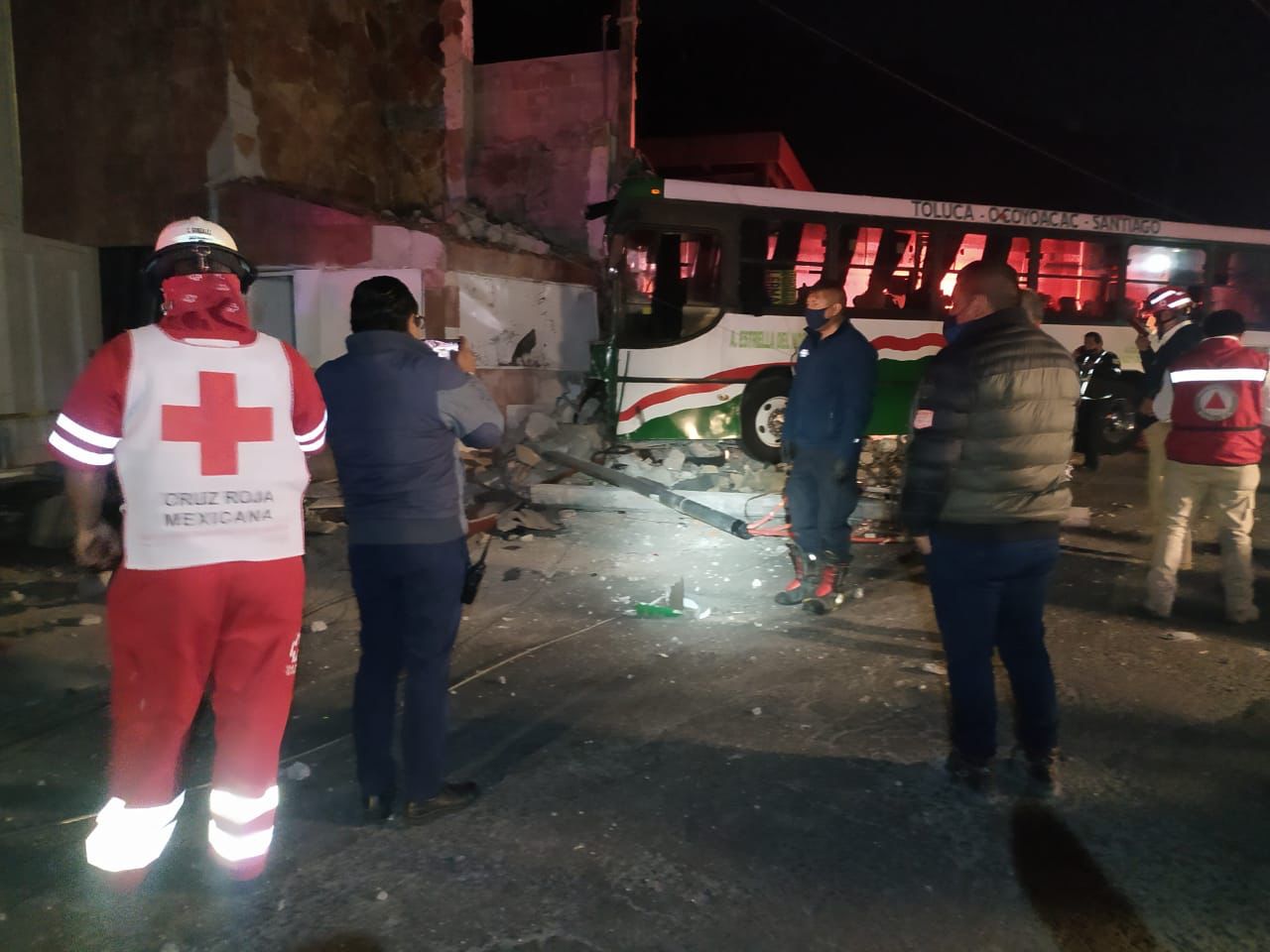 Protección Civil, Cruz Roja y SUEM atendieron a los lesionados por el accidente, ocurrido en la región de Lerma, sobre la Toluca-México