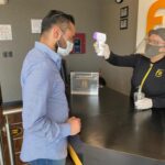 Revisión de temperatura corporal para permitir el ingreso de personas. 2022-01-24 at 4.56.46 PM