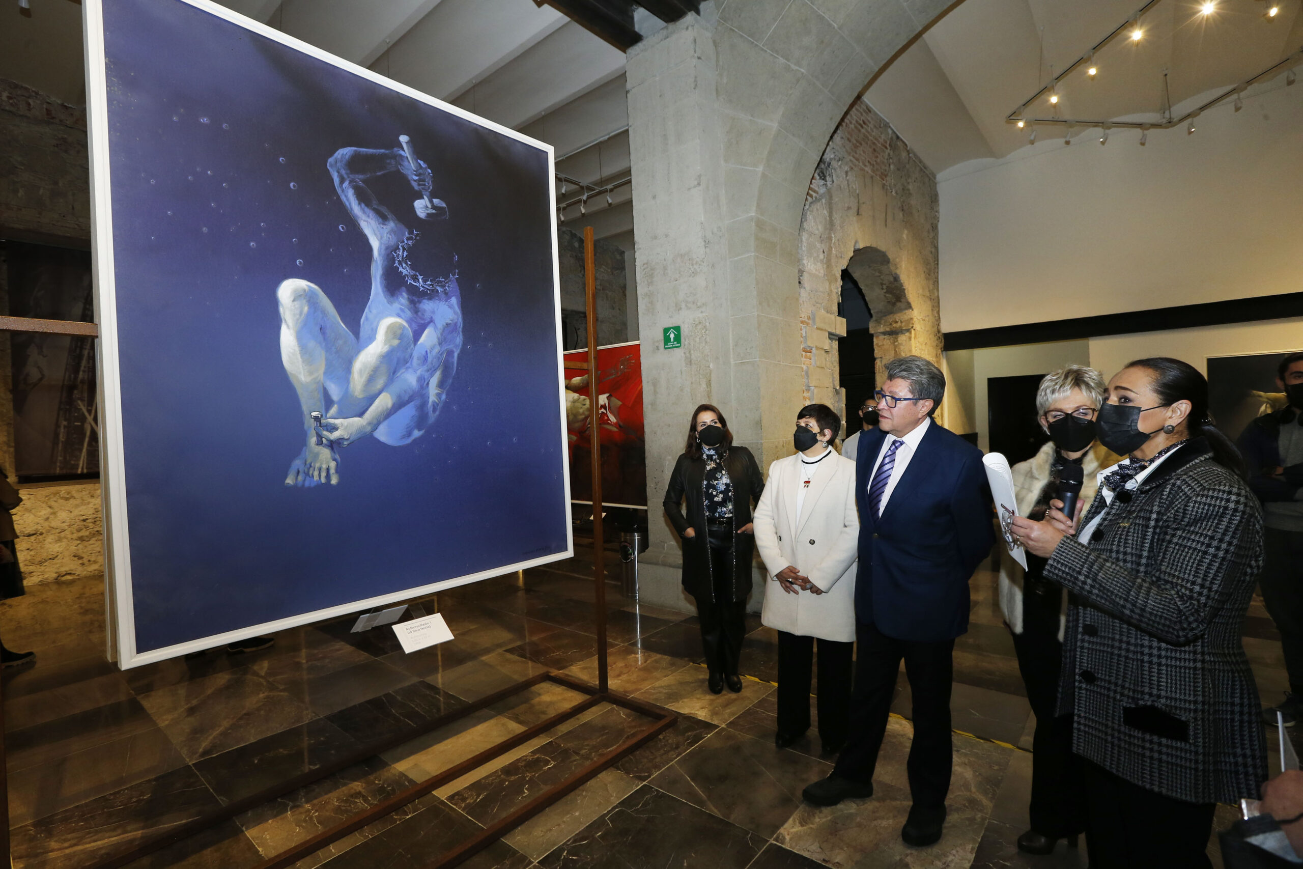 En el recorrido por la exposición Contemplaciones, en la antigua sede del Senado de la República; el único sin cubrebocas es el senador morenista Ricardo Monrreal