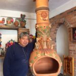 Si te da frío, Puedes adquirir una chimenea de barro que se instala en cualquier habitación, hechura del Maestro Tiburcio Soteno