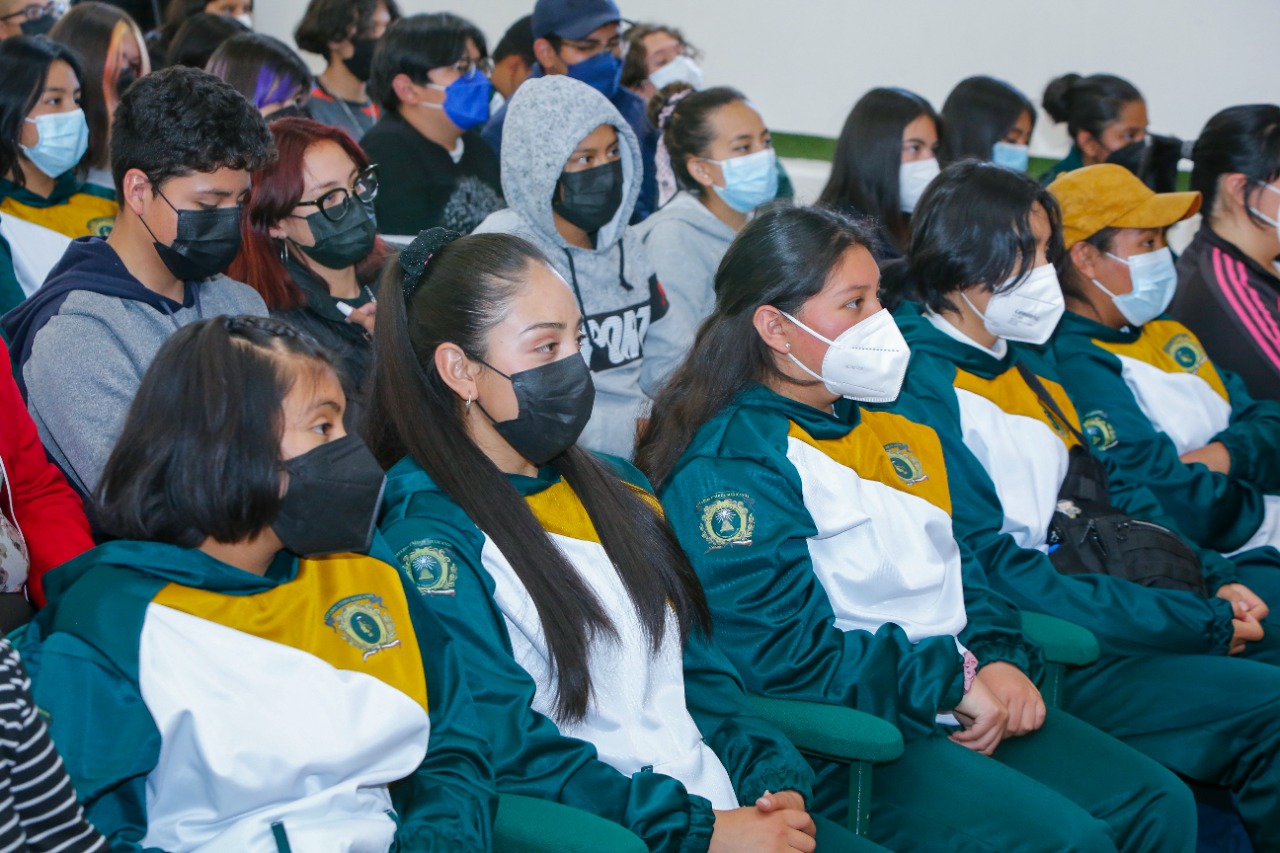 Universitarias UAEMéx en la Conferencia sobre relaciones amorosas