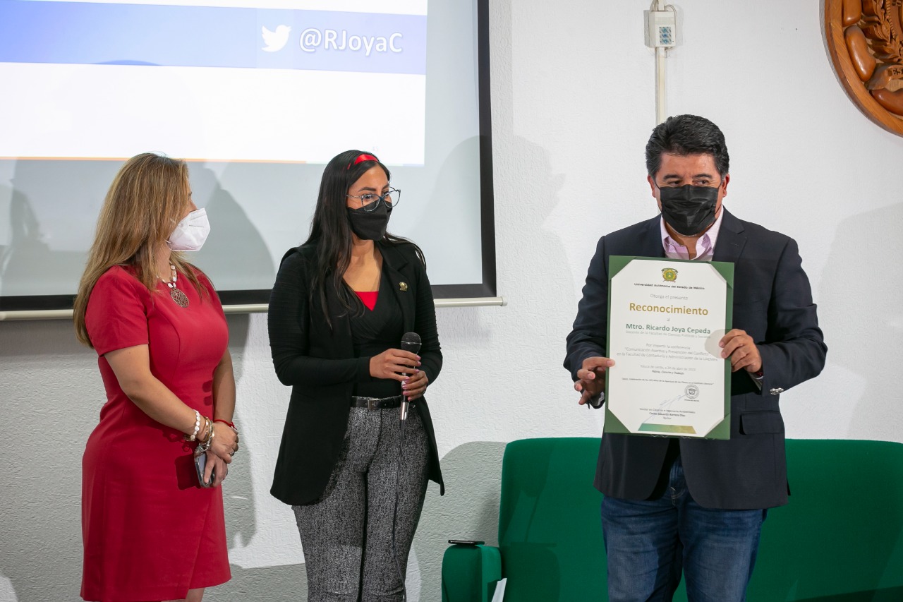 El académico de la UAEMéx, Ricardo Joya Cepeda impartió la conferencia “Comunicación asertiva y prevención del conflicto”