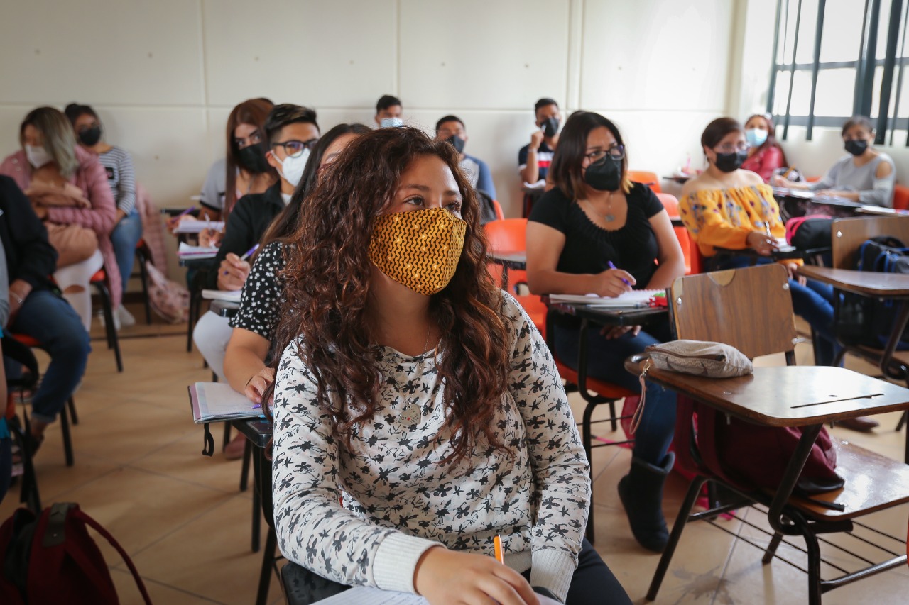 VACUNACIÓN Y USO DE CUBREBOCAS PARA REDUCIR EL CONTAGIO Y MUTACIÓN DEL COVID-19