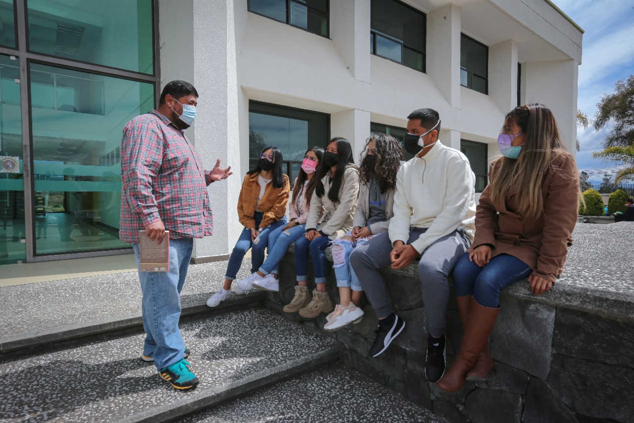 El catedrático e investigador de este espacio universitario, Enrique Espinosa Ayala, explica los posibles usos de las plantas con potencial antioxidante