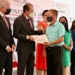 Rigoberto alcalde de Tejupilco, entrega su nombramiento al recién electo Delegado de Municipal en el marco de la ceremonia de aniversario del municipio.