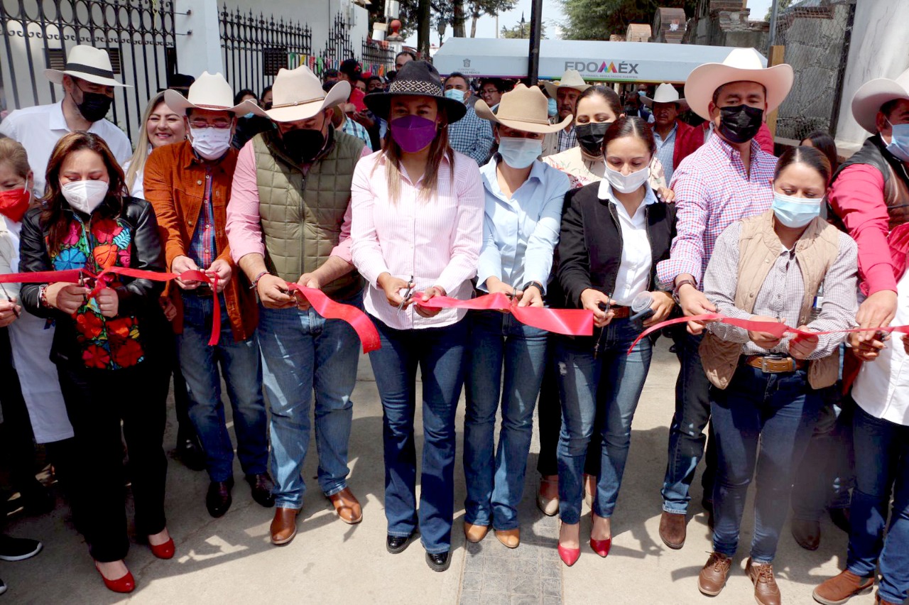 Villa del Carbón, Estado de México, la Secretaria del Campo, Leticia Mejía, con el Presidente Municipal y diputados local y federal, inaugura el Mercadop de Productos del AGRO