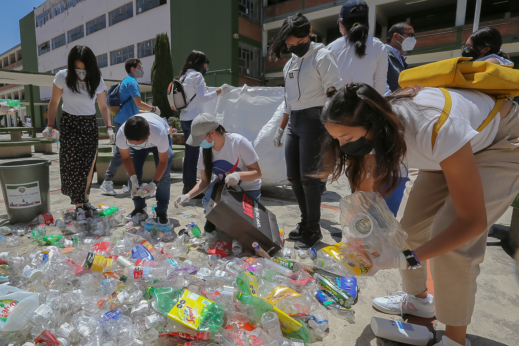 Participa la comunidad UAEMéx en colecta de PET y taparroscas de plástico