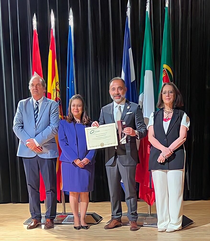 El Presidente Municipal de Metepec, Fernando Flores, recibió el reconocimiento internacional Escoba de Platino.