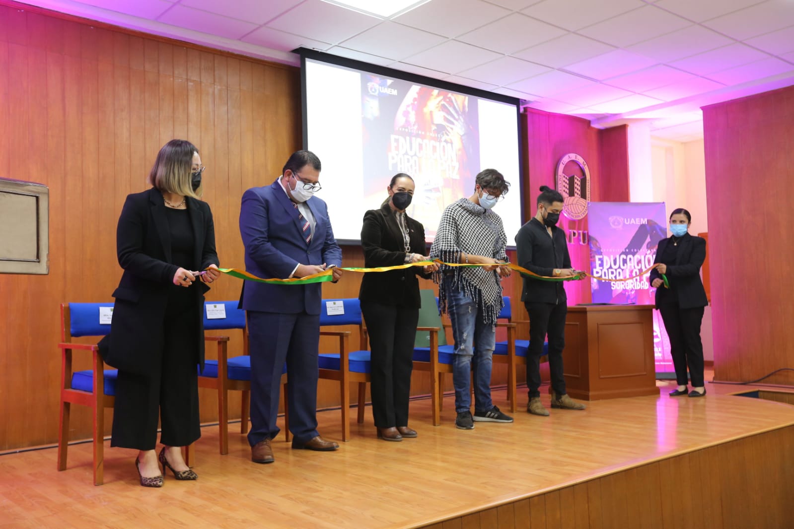 Exposición Para la Paz, en el Corredor Cultural Universitario en Toluca. El momento de la inauguración.