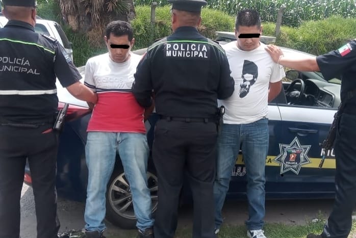 Atracadores detenidos por la policía municipal de Toluca, en San Felipe Tlalmimiloalpan.