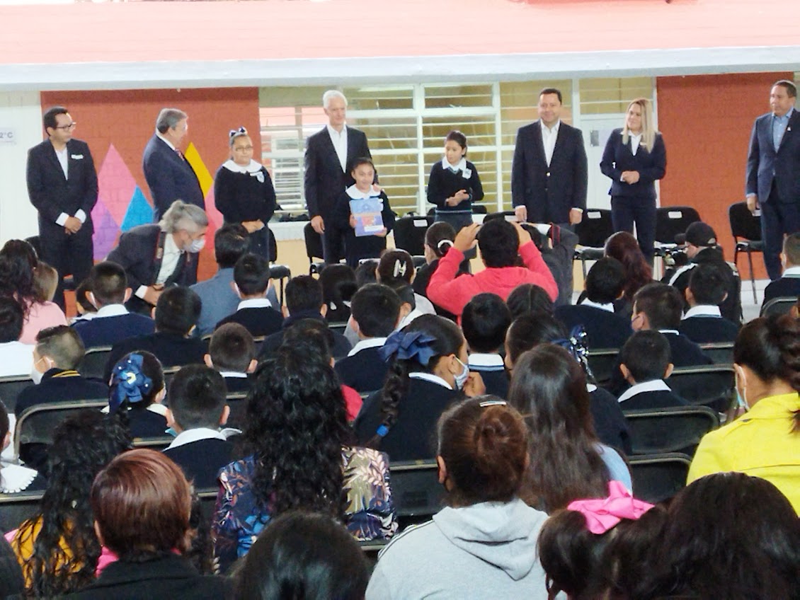 El Gobernador Alfredo del Mazo, al inaugurar el Ciclo escolar 2022-2023, entregó los libros para la nueva materia de Igualdad de Género.