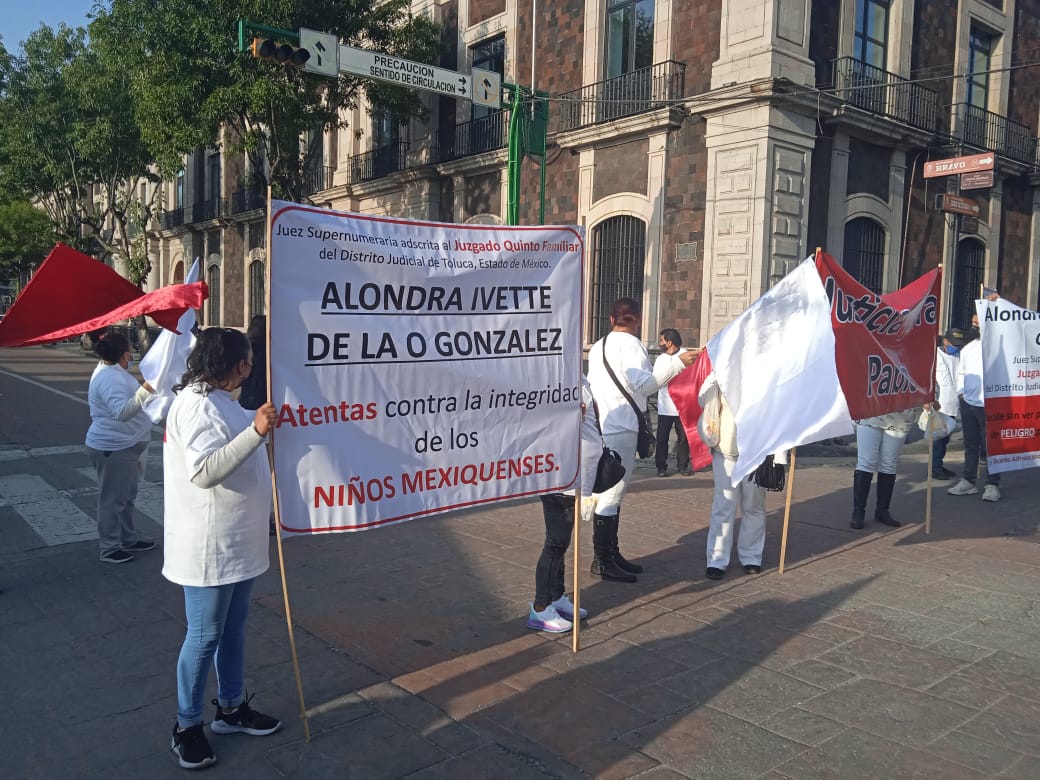 MANIFESTACIÓN ANTE LA SEDE DEL PODER JUDICIAL PARA PROTESTAR POR SUSTRACCIÓN VIOLENTA DE MENOR, DE CENTRO DE CONVIVENCIA